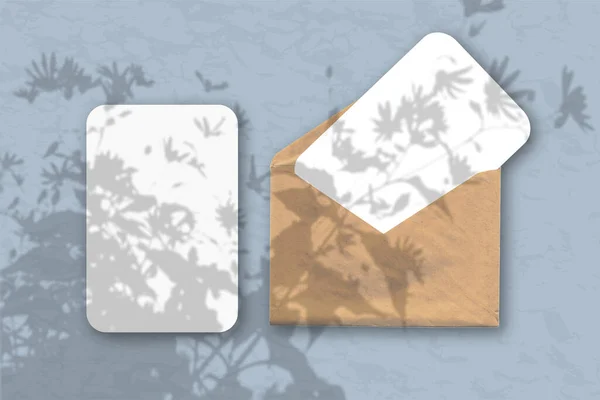 Envelope Com Folhas Papel Branco Texturizado Sobre Fundo Parede Azul — Fotografia de Stock