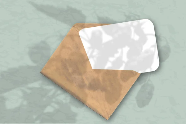 Ein Umschlag Mit Einem Blatt Weißen Strukturierten Papiers Auf Pastellgrünem — Stockfoto