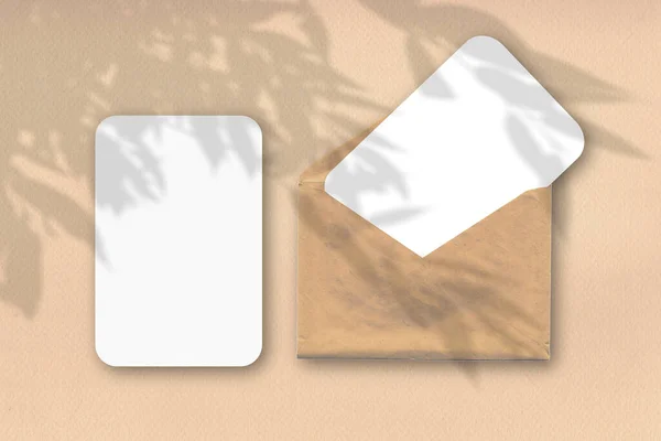 Envelop Met Vellen Wit Getextureerd Papier Pastel Beige Wandachtergrond Mockup — Stockfoto