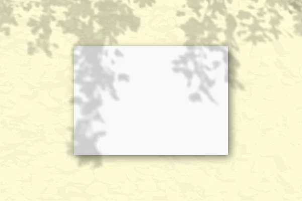 Uma Folha Horizontal Papel Branco Texturizado Sobre Fundo Amarelo Mockup — Fotografia de Stock