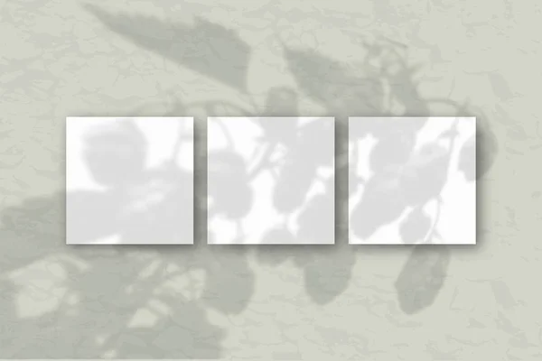 Квадратных Листа Белой Текстурированной Бумаги Против Серой Стены Наложение Макета — стоковое фото