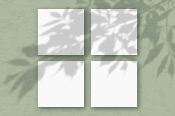 Folhas Quadradas Papel Texturizado Branco Contra Uma Parede Verde Mockup — Fotografia de Stock