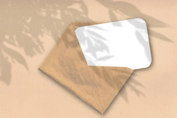 Sebuah Amplop Dengan Lembaran Kertas Bertekstur Putih Pada Latar Belakang — Stok Foto