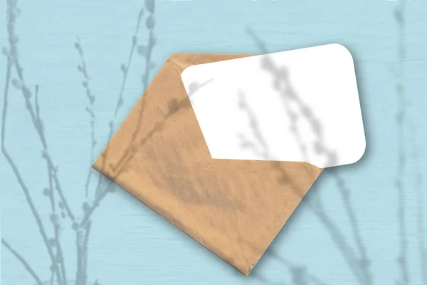 Ein Umschlag Mit Einem Blatt Strukturierten Weißen Papiers Auf Dem — Stockfoto