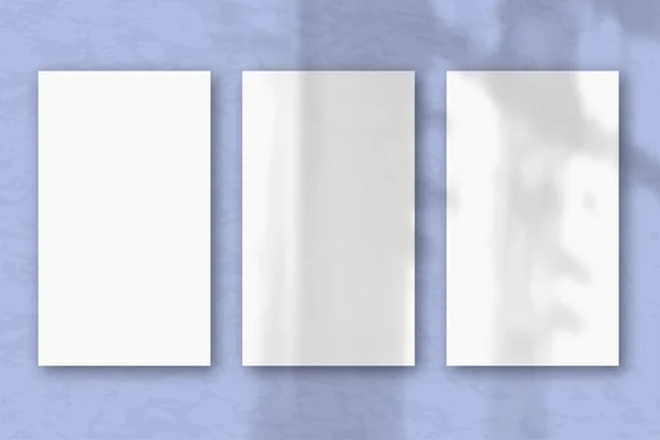 Függőleges Lapok Texturált Fehér Papír Puha Kék Asztal Háttér Természetes — Stock Fotó