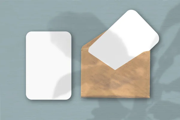Sebuah Amplop Dengan Dua Lembar Kertas Putih Bertekstur Pada Latar — Stok Foto