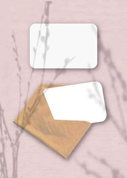 Sebuah Amplop Dengan Dua Lembar Kertas Putih Bertekstur Pada Background — Stok Foto