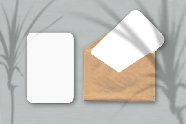 Ένας Φάκελος Δύο Φύλλα Λευκού Χαρτιού Γκρι Φόντο Τραπεζιού Mockup — Φωτογραφία Αρχείου