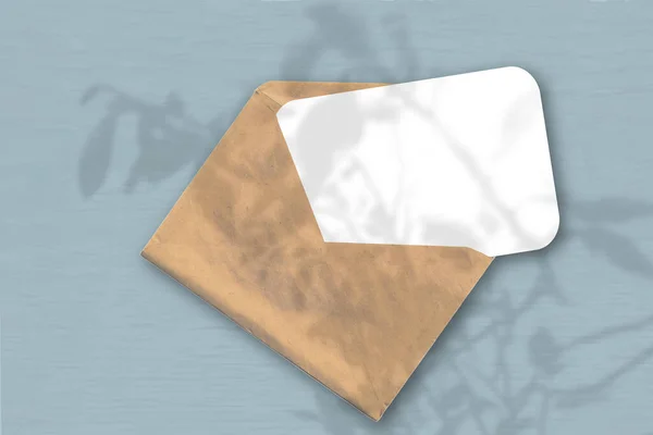 Sebuah Amplop Dengan Lembaran Kertas Putih Bertekstur Pada Latar Belakang — Stok Foto