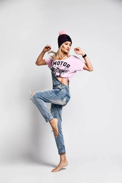 Tendance hipster fille photo en tenue urbaine de mode — Photo