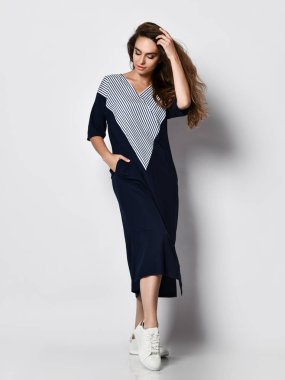 Güzel, uzun, mavi elbiseli, hafif ayakkabılı, şık bir kadın. Moda ilkbaharı yaz sonbahar fotoğrafı.