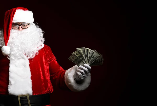 Photo du Père Noël heureux avec des billets de dollar regardant la caméra — Photo