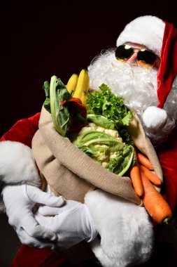 Bir çanta dolusu sebze ve meyveli Noel Baba.
