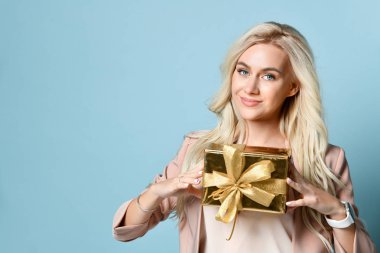 genç bir hediye ile mutlu bir kadın