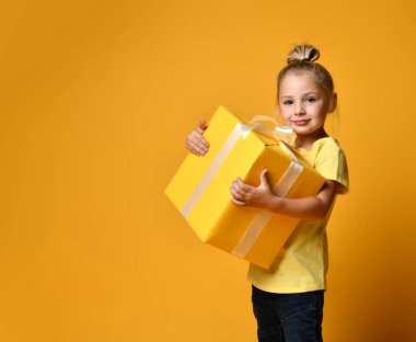 hediye kutusu ile kız mutlu çocuk