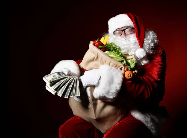 Père Noël avec un sac plein de légumes et de fruits — Photo