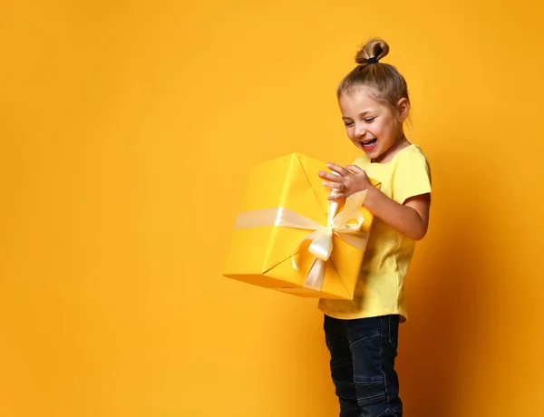 hediye kutusu ile kız mutlu çocuk