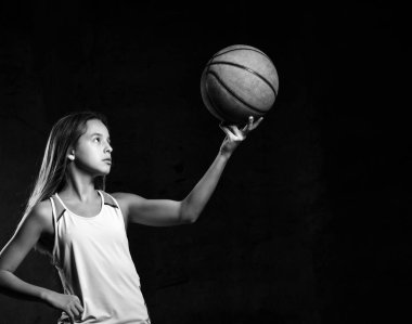 Spor giyim kuşağında basketbol oynayan güzel beyaz kadın. Spor kavramı siyah arkaplanda izole edildi.