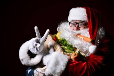 Bir çanta dolusu sebze ve meyveli Noel Baba.