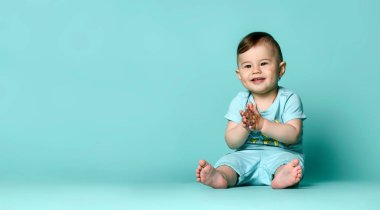 Mavi t-shirt izole küçük sevimli bebek