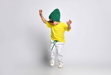 mutlu çocuk stüdyoda atlama.