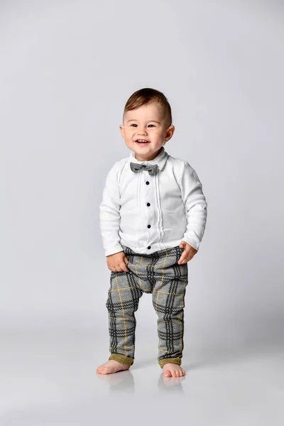 행복한 아기. 흰색 셔츠와 나비 넥타이를 입은 어린 소년. 어린이 초상화입니다. 세련 된 남자에 세련 된 나비 넥타이. — 스톡 사진