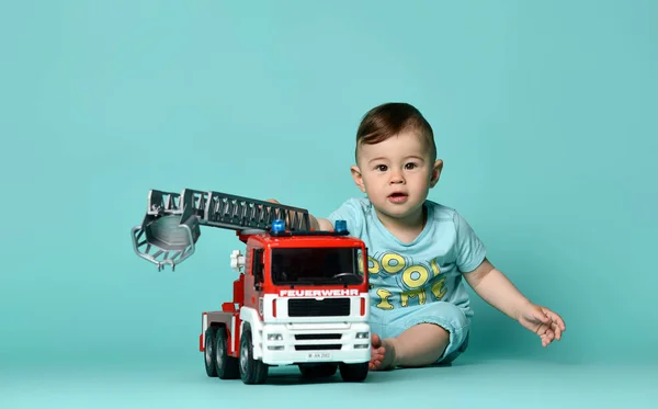 Criança menino criança brincando com brinquedo carro dentro de casa — Fotografia de Stock