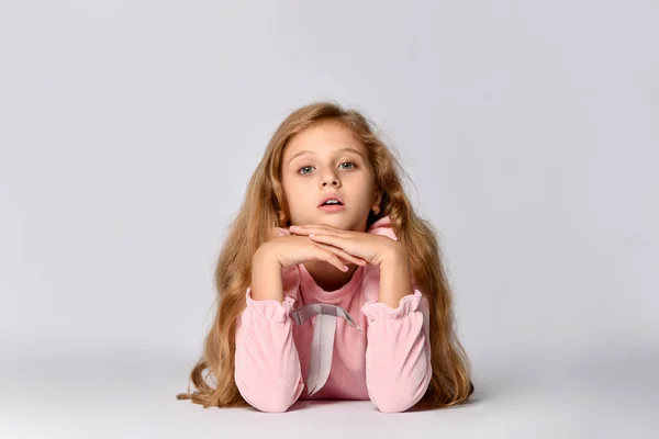 Beyaz arka plan üzerinde izole yerde yatan genç bir kadın portresi