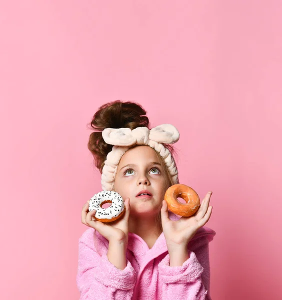 Schattige jongen meisje zoete donuts eten — Stockfoto