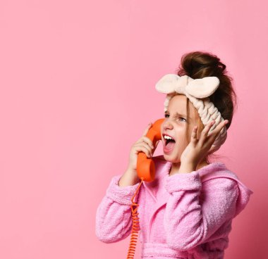 Retro telefondan konuşan kız.