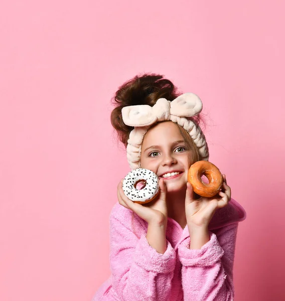 Красотка-манекенщица держит в руках разноцветное пожертвование. Смешная радостная девушка в стиле Vogue со сладостями на розовом фоне . — стоковое фото