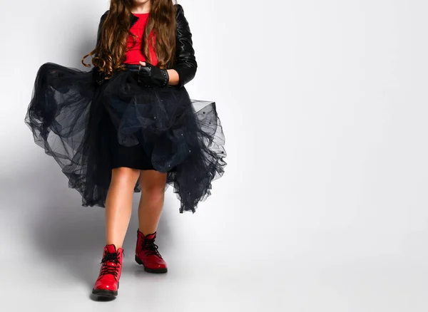 Modelo jovem positivo plus size girl em roupas estilo rock brilhante, botas vermelhas e óculos quadrados dançando sobre fundo branco — Fotografia de Stock