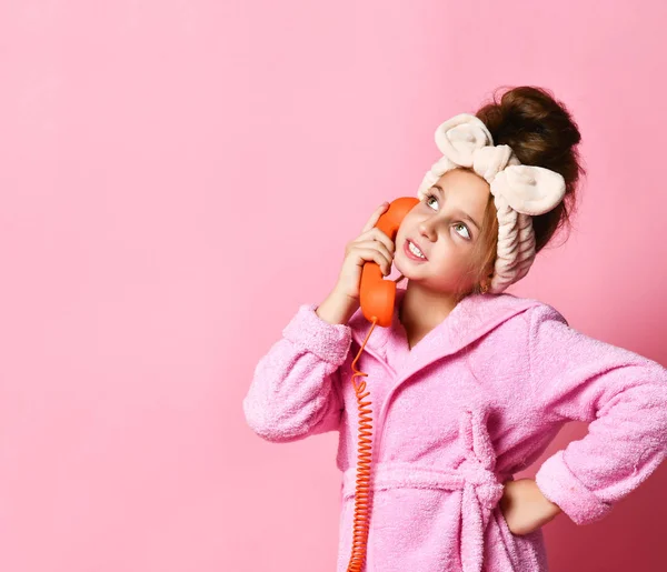 Lány beszél egy retro telefon — Stock Fotó