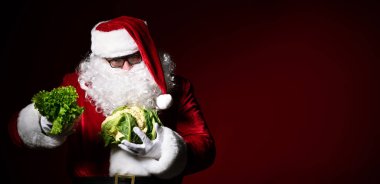 Neşeli Noel Baba bir elinde karnabahar salıncağında bir sürü marul tutuyor. Seçim senin. Sağlıklı bir Noel yemeğinin tadını çıkar. Sağlıklı Noel Tarifleri.