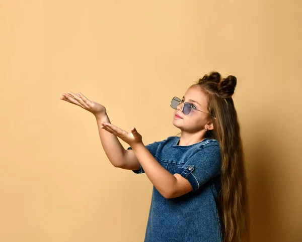 Cute girl in jeans sundress and sunglasses posing on camera. — Stock Photo, Image