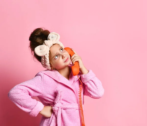 Ragazza che parla su un telefono retrò — Foto Stock