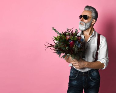Tarz sahibi, sakallı, çiçekli orta yaşlı adam. Başka yere bakıyorum.