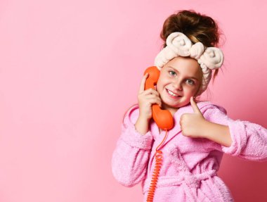 Retro telefondan konuşan kız.
