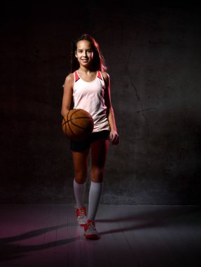 Spor giyim kuşağında basketbol oynayan güzel beyaz kadın. Spor kavramı siyah arkaplanda izole edildi.