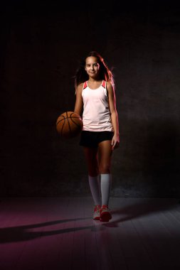 Spor giyim kuşağında basketbol oynayan güzel beyaz kadın. Spor kavramı siyah arkaplanda izole edildi.