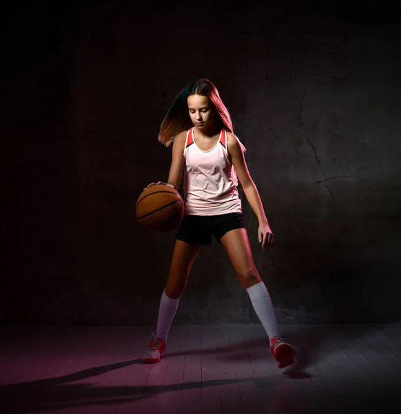 Adolescente menina driblando basquete — Fotografia de Stock