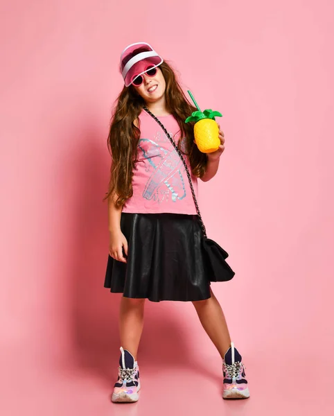 Jong gelukkig plus size meisje in stijlvolle zomer casual kleding, accessoires, sneakers staan en het houden van gezonde dieet cocktail — Stockfoto