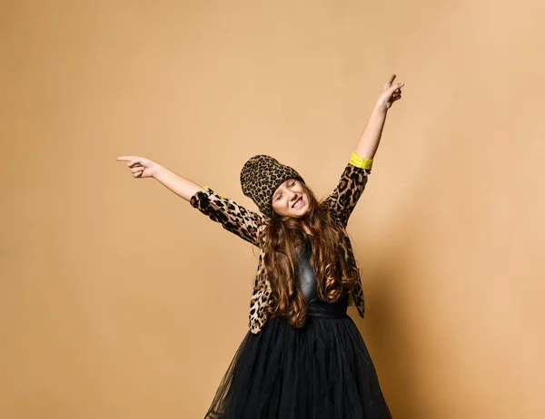 Joven sonriente modelo de niña de talla grande en ropa casual de color leopardo elegante y falda negra de pie sintiéndose feliz — Foto de Stock