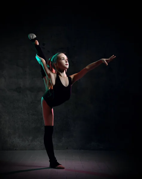 Flexibel smal flicka poserar i vertikal split — Stockfoto