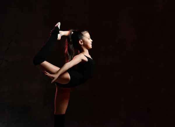 Flexible flaco chica posando en vertical split — Foto de Stock