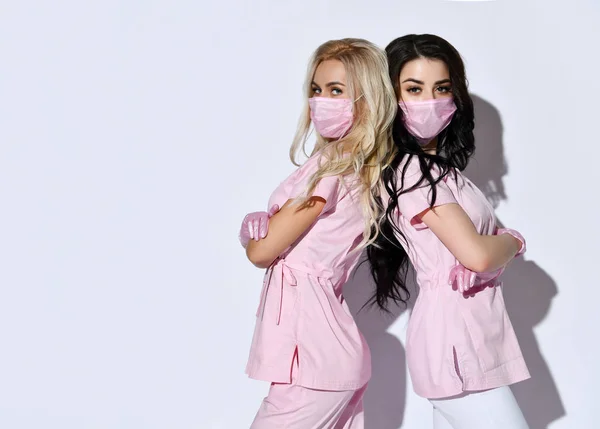 İki güzel kozmetolog.