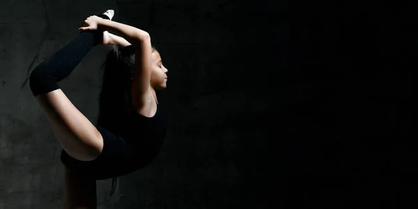 Flexible flaco chica posando en vertical split — Foto de Stock