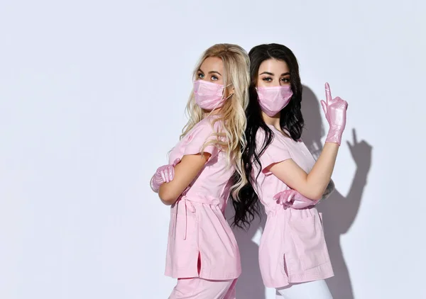 Genç güzel güzellik uzmanı kozmetik dolap