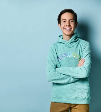 genç adam grafiti duvara yaslanmış