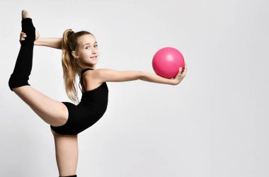 Jimnastik topu olan bir kız jimnastikçi. Çocuk profesyonel sporları. ritmik jimnastik.